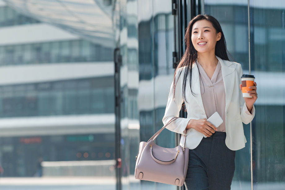 在外面步行的青年商务女人图片