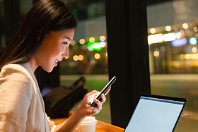 商务女士使用电脑