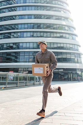 拿着包裹奔跑的快递员