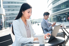 商务人士在露天咖啡厅里使用电脑