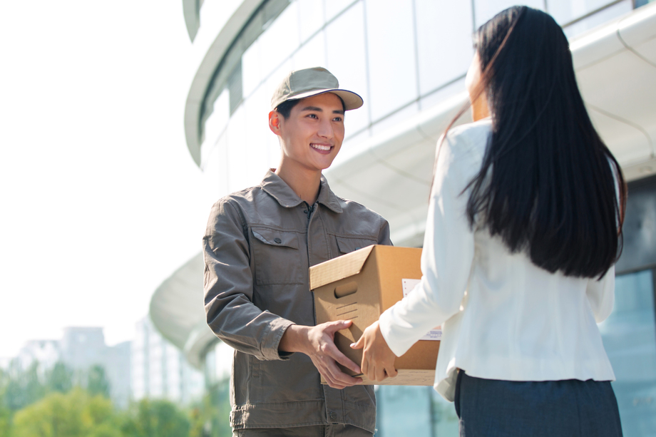 快递员给年轻女人送快递图片 快递员给年轻女人送快递图片