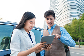 青年商务人士讨论工作