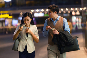 商务人士在户外吃快餐图片