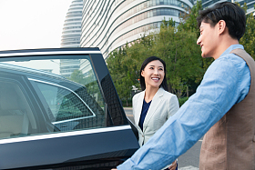 青年男女打开车门上车