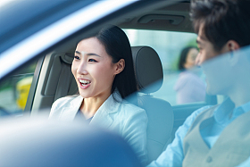 坐在汽车里的青年商务人士图片