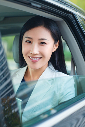 年轻女人坐在汽车里图片