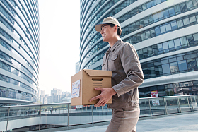 拿着包裹的青年快递员