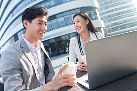 商务人士在露天餐厅里讨论工作