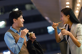 商务人士在户外吃快餐图片