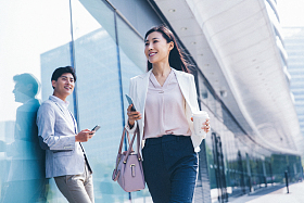 走在路上的青年商务女士