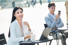 商务人士在露天咖啡厅里使用电脑