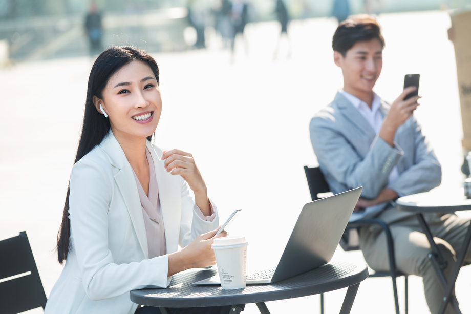 商务人士在露天咖啡厅里使用电脑 商务人士在露天咖啡厅里使用电脑