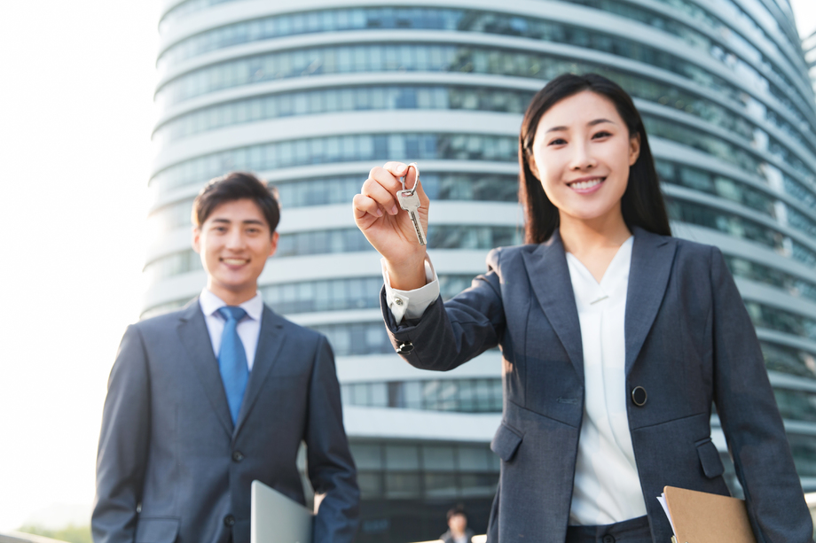 青年销售人员拿着钥匙图片 青年销售人员拿着钥匙图片