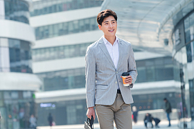 上班路上的商务男士图片