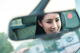 年轻女人坐在汽车