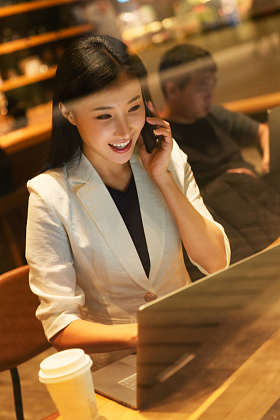 商务女士使用电脑照片