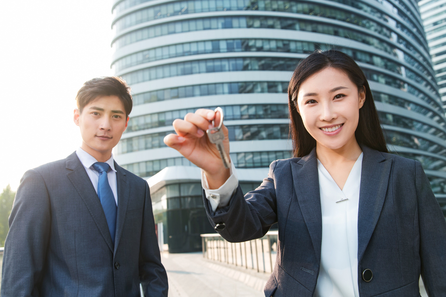 青年销售人员拿着钥匙 青年销售人员拿着钥匙