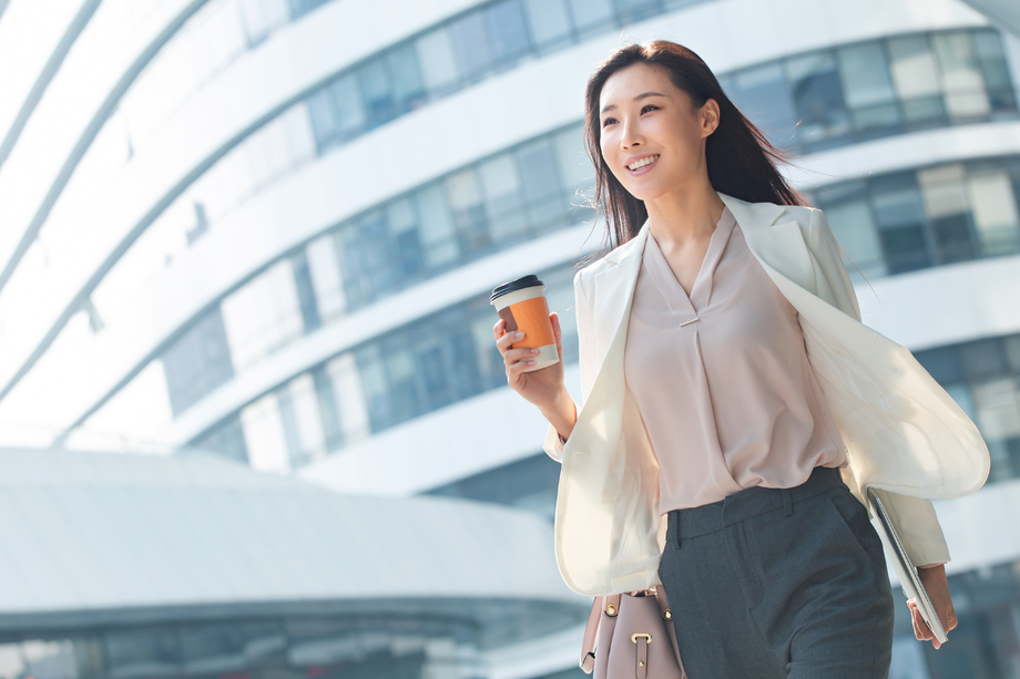 在外面步行的青年商务女人