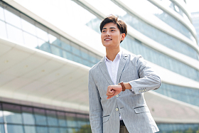 上班路上的商务男士图片