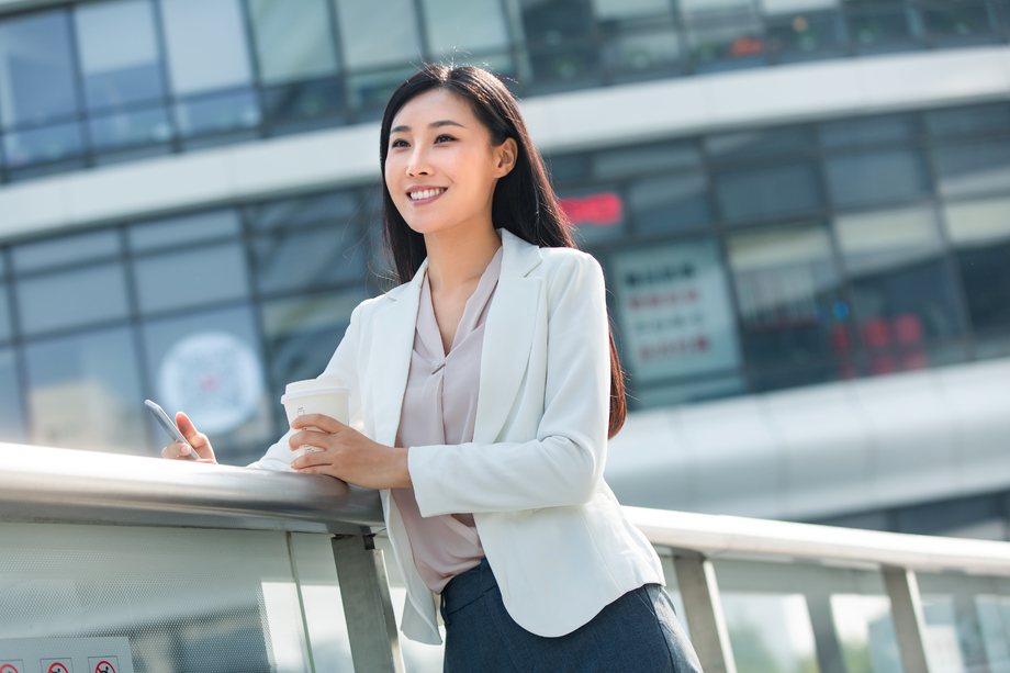 站在户外的商务女士 站在户外的商务女士