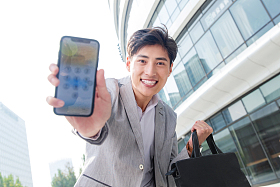 商务男士展示手机