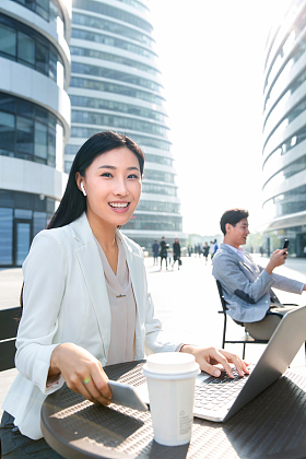 商务女士在室外工作照片