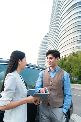 青年商务人士讨论工作