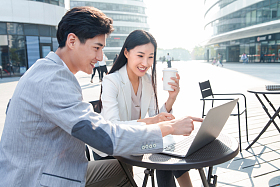 商务人士在露天餐厅里讨论工作