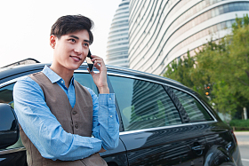 站在汽车旁的商务青年