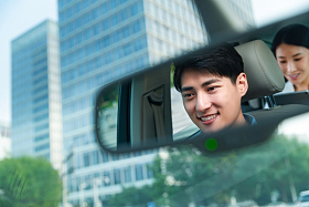 坐在汽车里的青年商务人士