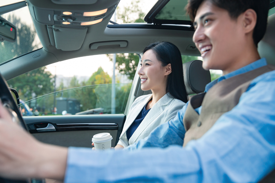 坐在汽车里的青年商务人士 坐在汽车里的青年商务人士