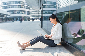 青年商务女士坐在地上用电脑图片
