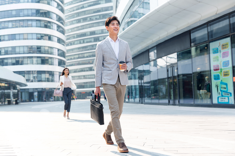 上班路上的青年商务人士 上班路上的青年商务人士