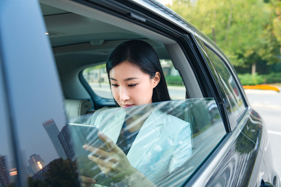年轻女人坐在汽车里图片
