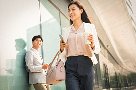 走在路上的青年商务女士图片