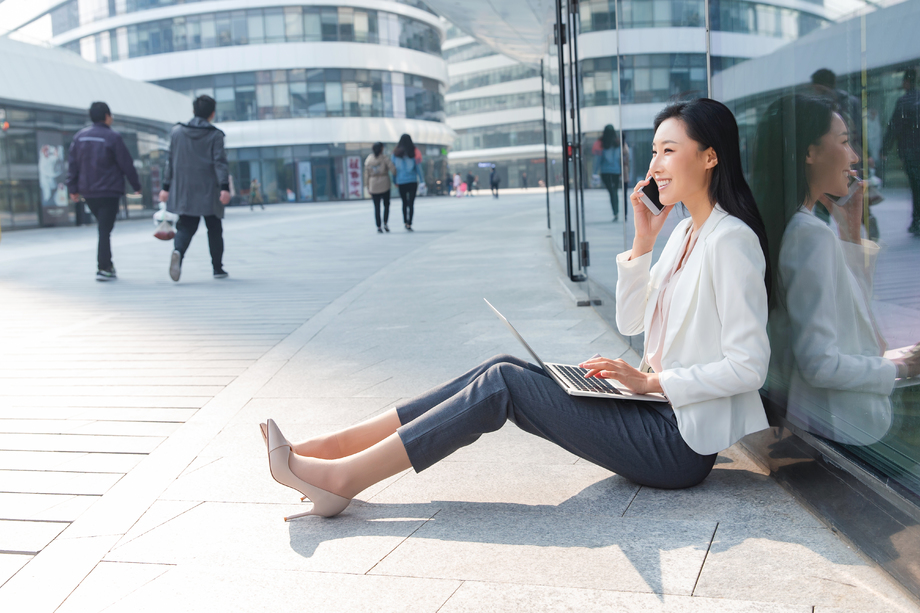 青年商务女士坐在地上打电话图片 青年商务女士坐在地上打电话图片