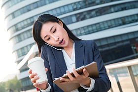 商务女性打电话