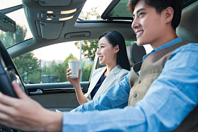 坐在汽车里的青年商务人士