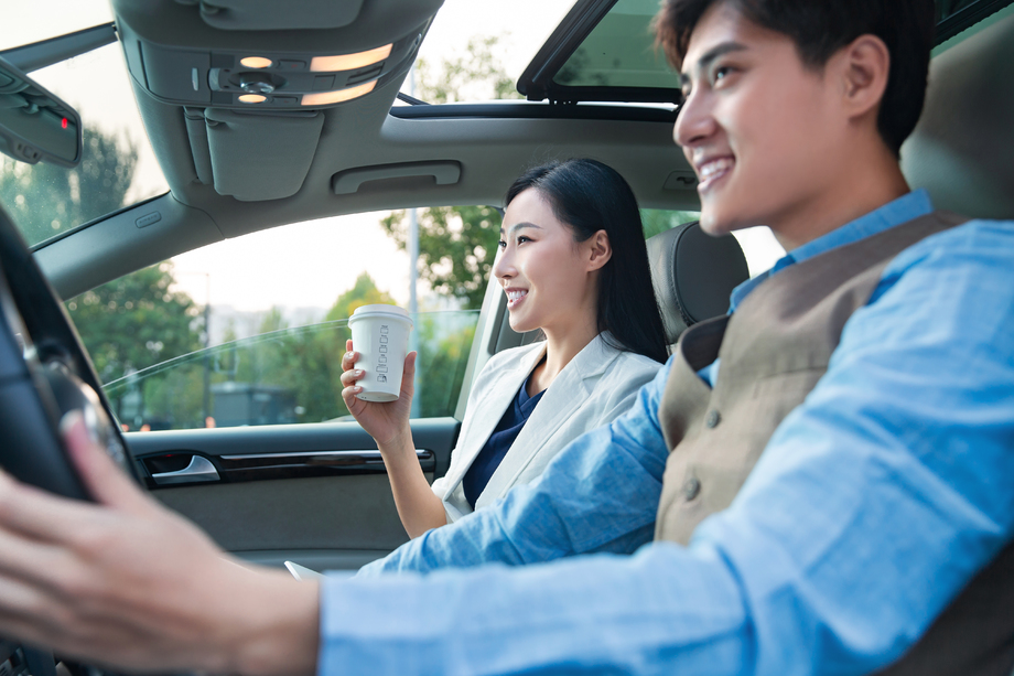 坐在汽车里的青年商务人士 坐在汽车里的青年商务人士