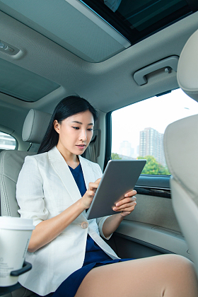 年轻女人坐在汽车里图片