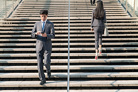 行走在台阶上的商务人士图片