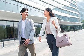 上班路上的青年商务人士图片