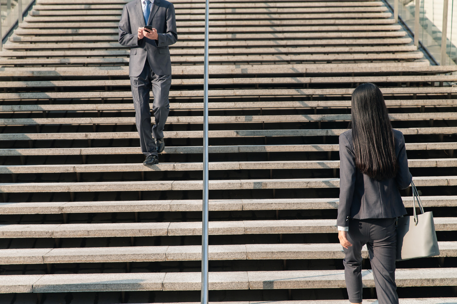 行走在台阶上的商务人士 行走在台阶上的商务人士