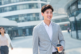 走在路上的青年商务男士图片