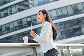 站在户外的商务女士