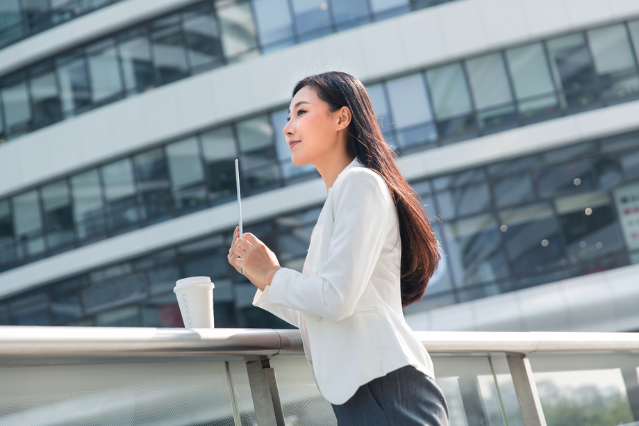 站在户外的商务女士 站在户外的商务女士