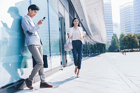 走在路上的青年商务女士照片