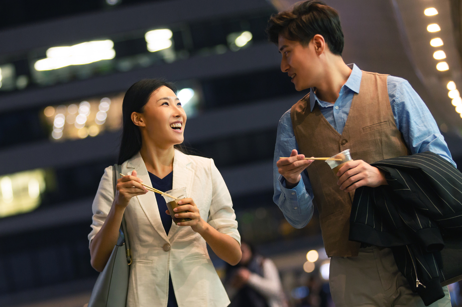 商务人士在户外吃快餐 商务人士在户外吃快餐