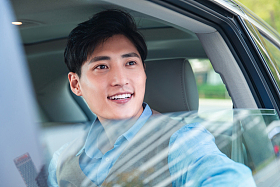 坐在汽车里往外看的商务青年图片