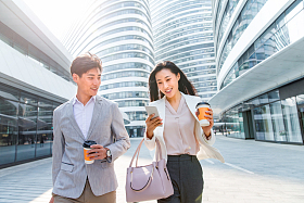 上班路上的青年商务人士图片